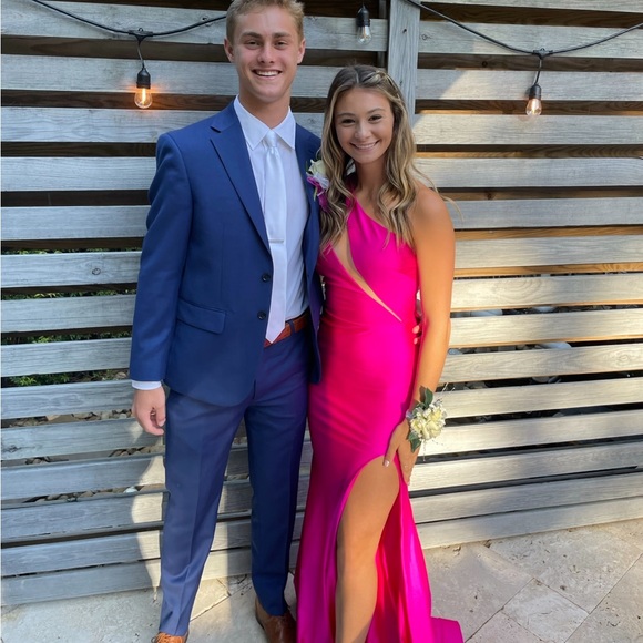 Selling Prom dress Size 4 but fits like a small and worn once! - Picture 3 of 3